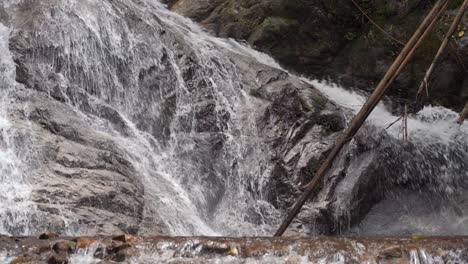 Enger-Schuss-über-Wunderschöne-Wasserfallkaskaden-Mit-Starkem-Wasserfluss