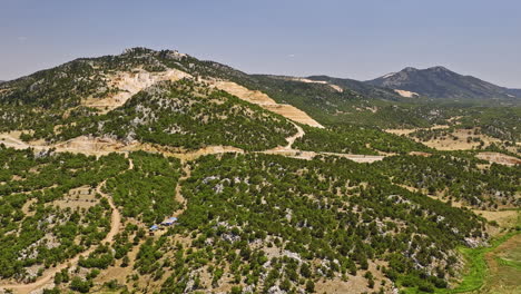 Konya-Provinz-Türkei-Antenne-V7-Drohne-überführung-überführung-Yeşildağ-Erfasst-Ländliche-Verlassene-Ländliche-Landschaften-Und-Berglandschaften-In-Der-Trockenen-Sommersaison-–-Aufgenommen-Mit-Mavic-3-Cine-–-Juli-2022
