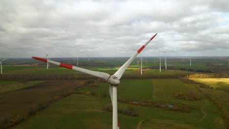 Luftaufnahme-Von-Mehreren-Windkraftanlagen-Zur-Erzeugung-Erneuerbarer-Energie-In-Einem-Weiten-Ländlichen-Gebiet
