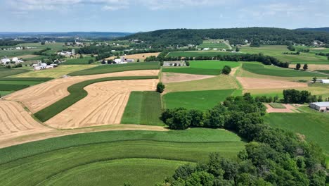 An-aerial-view-of-the-lush-green-farmlands-in-the-rural-countryside-of-Lancaster-County,-Pennsylvania