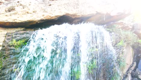 Wasserquelle-Aus-Einem-Stein-Im-Ländlichen-Dorf-Kenia