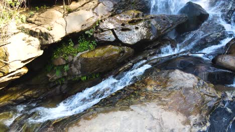Fuente-De-Agua-De-Una-Piedra-En-El-Pueblo-Rural-De-Kenia