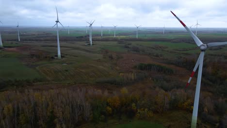 Luftaufnahme-Einer-Gruppe-Rotierender-Windkraftanlagen-In-Einem-Windpark-Zur-Erzeugung-Erneuerbarer-Energie-Auf-Dem-Land-An-Einem-Bewölkten-Tag