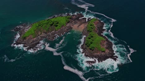 Pequeñas-Islas-Frente-A-La-Costa-De-Guanacaste-Costa-Rica,-Que-Embellecen-El-Lugar-Con-Sus-Tonos-Verdes-De-La-Naturaleza-Y-Aguas-Azules