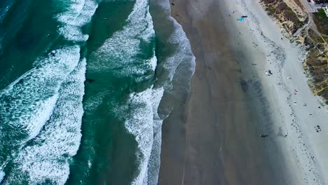 Drohnenblick-Auf-Grüne-Und-Weiße-Wellen-Mit-Surfer,-Der-Vorbeikommt