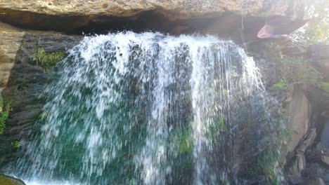Fuente-De-Agua-De-Una-Piedra-En-El-Pueblo-Rural-De-Kenia