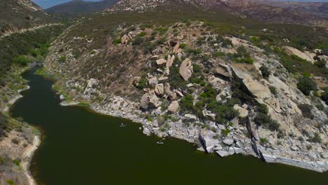 Barrett-Lago-Drone-Vista-Lento-Pan-Hacia-Arriba