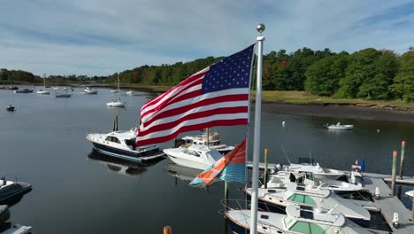 Bandera-Americana-En-El-Muelle-Del-Barco-Fluvial