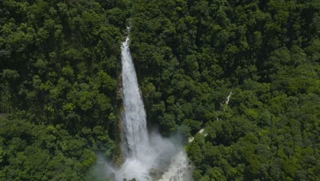 Aerial-Tilt-Down-Reveal-of-Waterfall-Atlahuitzia-in-Veracruz,-Mexico