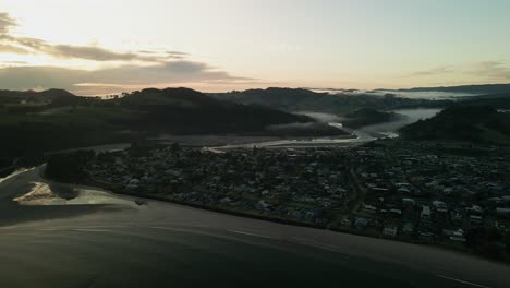 Sonnenaufgang-über-Dem-Weißen-Sandstrand-Von-Neuseeland