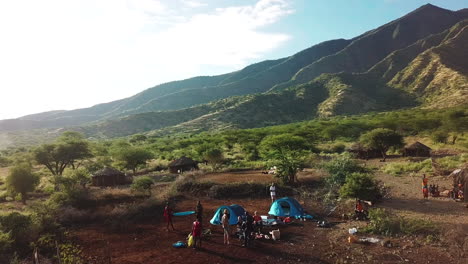 Vista-Orbital-De-Drones-De-Un-Grupo-De-Forasteros-Y-Nativos-Acampando-En-El-Lago-Natron,-Tanzania,-áfrica-Oriental