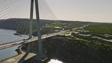 Istanbul-Türkei-Antenne-V92-überführung-über-Den-Bosporus-In-Richtung-Sarıyer,-Umfliegen-Sie-Die-Yavuz-Sultan-Selim-Brücke-Und-Erfassen-Den-Verkehr,-Der-Die-Wasserstraße-überquert,-Und-Beykoz-blick---Aufgenommen-Mit-Mavic-3-Cine---Juli-2022
