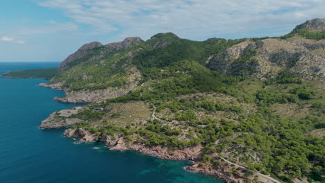 Drohnenflug-An-Der-Küste-Von-Mallorca-Mit-Schönen-Klippen-Und-Blauem-Wasser