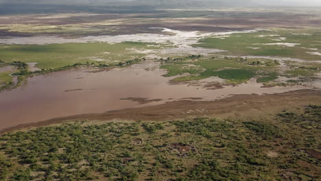 Schöne-4K-Luftaufnahme-Des-Natronsees-An-Der-Grenze-Zwischen-Tansania-Und-Kenia