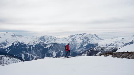 Esquiador-Admirando-El-Panorama-De-La-Montaña-En-Cámara-Lenta-De-Invierno