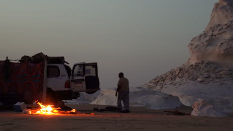 Camping-Im-Freien-Im-4x4-Jeep-Abseits-Der-Straße-In-Der-Afrikanischen-Wüste-Mit-Lagerfeuer