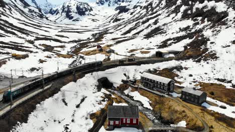 Antena:-Tren-Entrando-En-Un-Túnel-Cerca-De-La-Estación-Myrdal-En-La-Línea-Bergen-En-Noruega