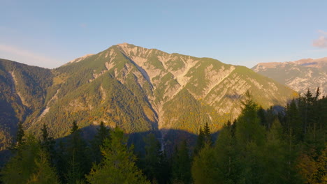 Brillantemente-Iluminado-Soleado-Bosque-Austriaco-Montañas-Vista-Aérea-Volando-Sobre-Las-Idílicas-Copas-De-Los-árboles-Del-Tirol