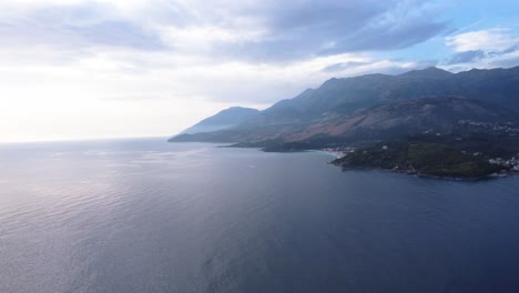 Toma-Aérea-De-La-Impresionante-Riviera-Albanesa