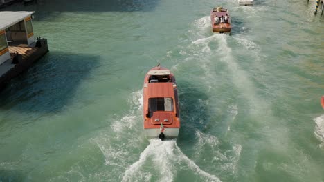 Traditionelles-Holzboot,-Das-Im-Sommer-In-Venedig,-Italien,-In-Der-Lagune-Von-Venedig-Fährt