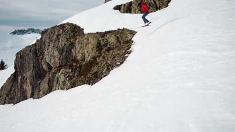 Skifahrer-Beim-Freeskiing-Und-Springen-über-Das-Felsenregal