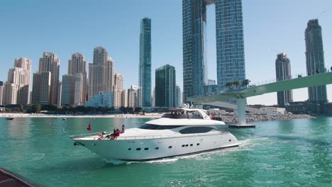 Luxusyacht-Vorbei-An-Sonnenschein,-Dubai-Marine