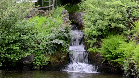 Cascada-Artificial-En-Un-Canal-Inglés-Del-Norte-En-La-Pequeña-Ciudad-De-Todmorden