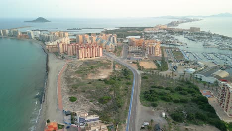 Luftbild-Der-Stadt-La-Manga,-In-La-Manga-Del-Mar-Menor-Murcia-Beeindruckender-Blick-Auf-Die-Gebäude-Und-Strände-Des-Marinas-Goldene-Stunde
