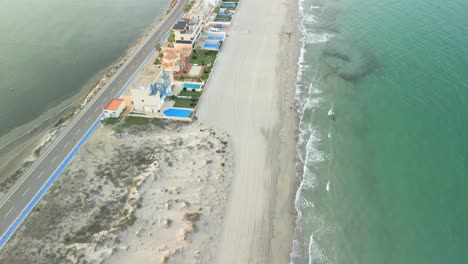 La-Manga-Del-Mar-Menor-In-Murcia-Spanien-Luftbilder-Des-Strandes,-Der-Das-Mittelmeer-Und-Die-Lagune-Trennt