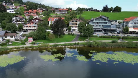 Am-See-Häuser-Hopfenfen-Stadt-Schwaben-Bayern-Deutschland-Panning-Drone-Luftaufnahme