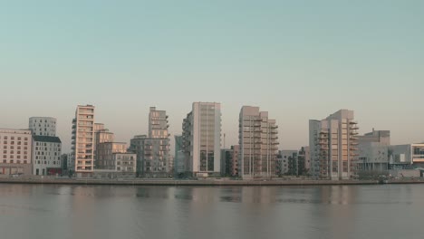 Volando-Con-Drones-En-La-Ciudad-De-Aalborg,-Cerca-Del-Agua