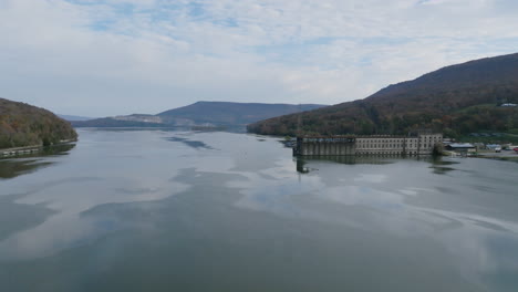Luftaufnahmen-über-Dem-Nickajack-See,-Der-Sich-Morgens-Im-Herbst-In-Tennessee-Um-Das-Historische-Hales-Staudammkraftwerk-Dreht