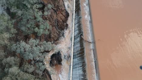 Aguas-De-Inundación-Cayendo-En-Cascada-Sobre-La-Pared-De-Una-Presa-Desde-Un-Dron-10