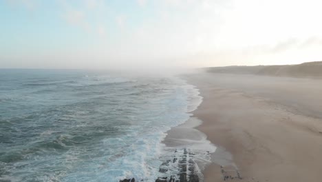 Sonnenaufgang-Am-Frühen-Morgen-An-Einem-Einsamen-Strand-In-Portugal