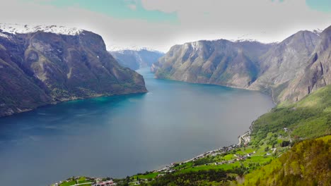 Antena:-Sognefjord-Entre-Montañas-Verdes-En-Noruega
