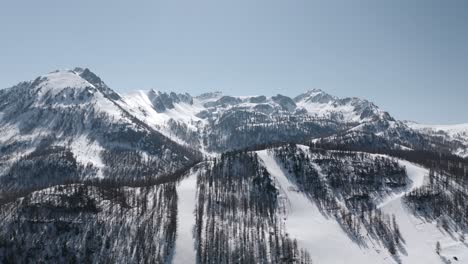 Alpine-Berge,-Die-Im-Winter-Mit-Schnee-Bedeckt-Sind-Und-Von-Drohne-Erfasst-Werden
