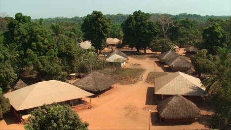 Suzana-Village,-En-Guinea-Bissau-Un-Lugar-Magico-Un-Lugar-Remoto,-Dentro-Del-Bosque,-En-Medio-De-La-Naturaleza-En-Estado-Puro