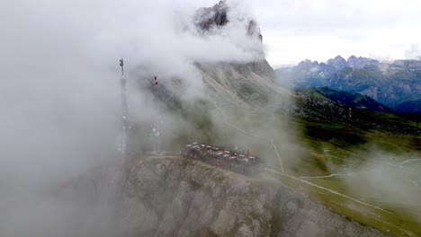 Luftaufnahmen-Von-Der-Seilbahnstation-Col-Rodella-Und-Den-Grödner-Bergen