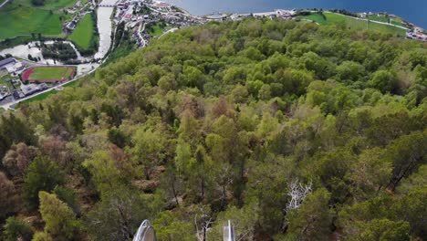 Luftaufnahme:-Aussichtspunkt-Stegastein-In-Flåm-Und-Fluss,-Der-In-Den-Fjord-Mündet