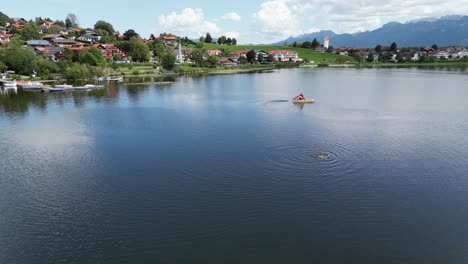 Hopfensee-See-Und-Stadt-Hopfenfen-Schwaben-Bayern-Deutschland-Drohne-Luftaufnahme