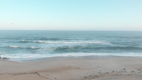 Sonnenaufgang-Am-Frühen-Morgen-An-Einem-Einsamen-Strand-In-Portugal