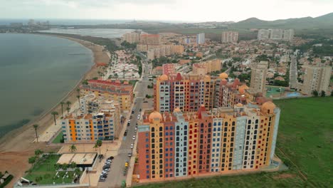 Edificios-Típicos-De-La-Manga-Del-Mar-Menor-En-Murcia-Frente-A-La-Laguna-Puesta-De-Sol-Día-Nublado-Imágenes-Aéreas