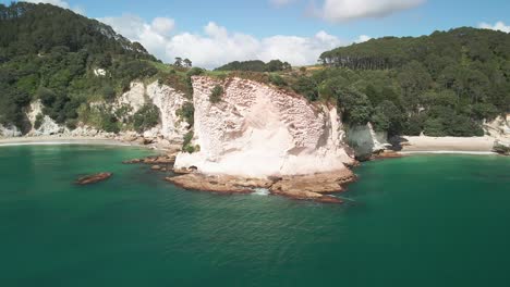 Drone-flight-around-rocky-clifftops-of-the-Coromandel