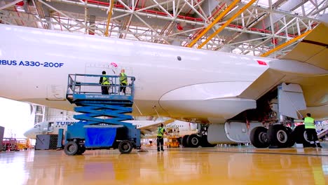 Cleaning-THY-plane-by-workers-of-Airpark