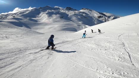 Niños-Aprendiendo-A-Esquiar-Con-El-Instructor-De-Esquí-En-Las-Montañas