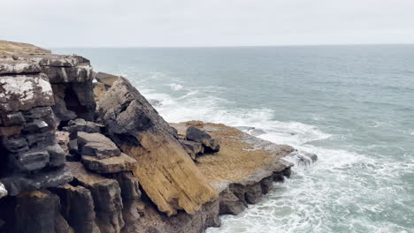 Wellen,-Die-An-Der-Atlantikküste-Portugals-In-Riesige-Felsen-Schlagen