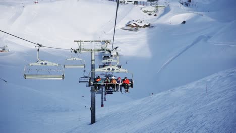 Skilift-Mit-Menschen,-Die-Bergauf-Gehen