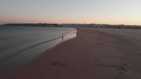 Lagos,-Portugal,-Strand-Bei-Sonnenuntergang,-Mann-Läuft
