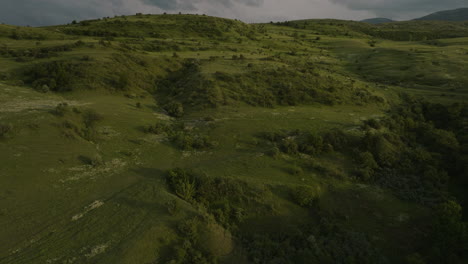 üppige-Grüne-Hügel-Mit-Vegetation-Bei-Sonnenuntergang-In-Der-Nähe-Von-Achalziche-In-Der-Region-Samtskhe-javakheti-In-Georgien