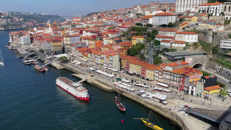 Porto-City-Scape,-Boats-and-ships